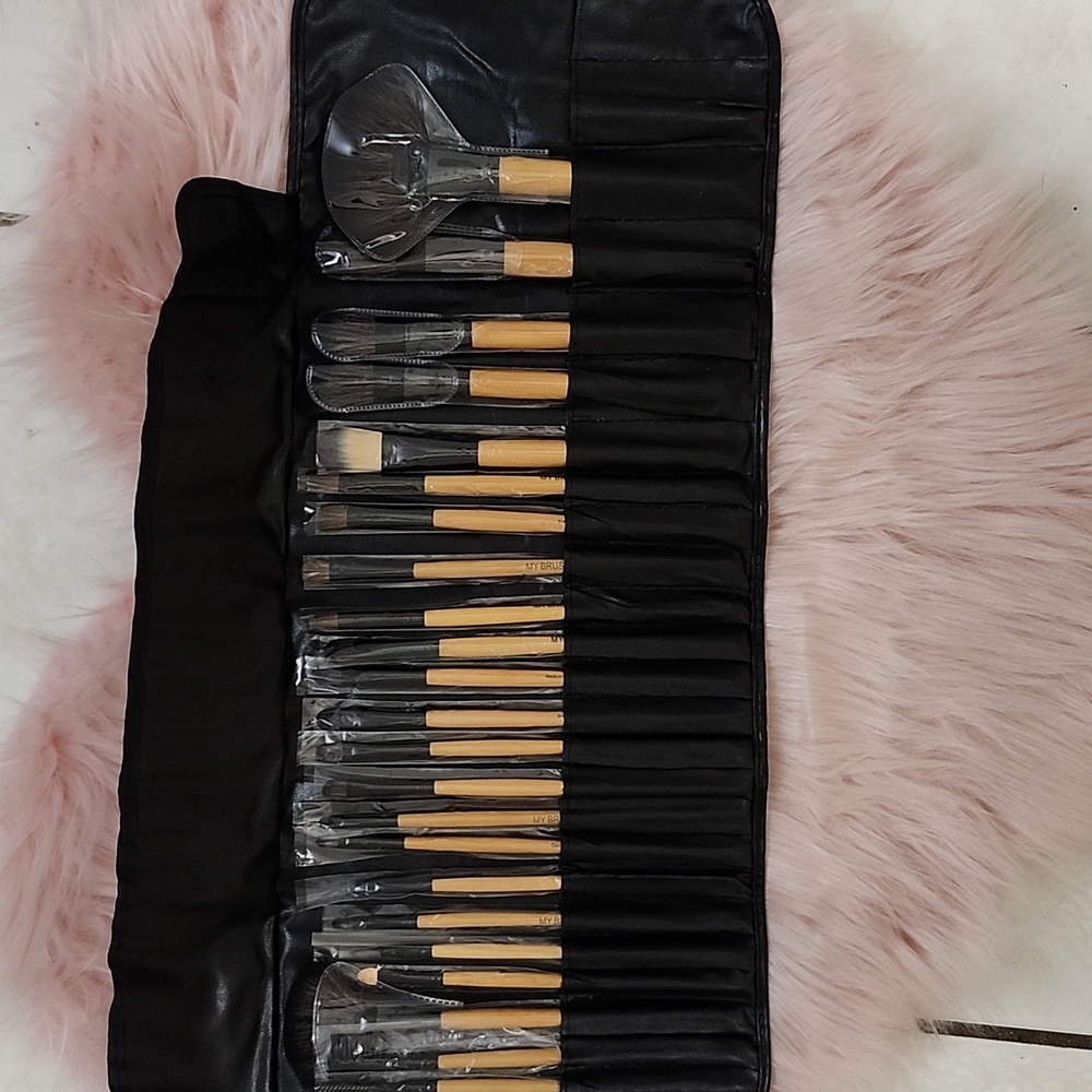 Brand New UNBRANDED 24CT MAKE-UP BRUSH SET W/LEATHER ROLL CASE